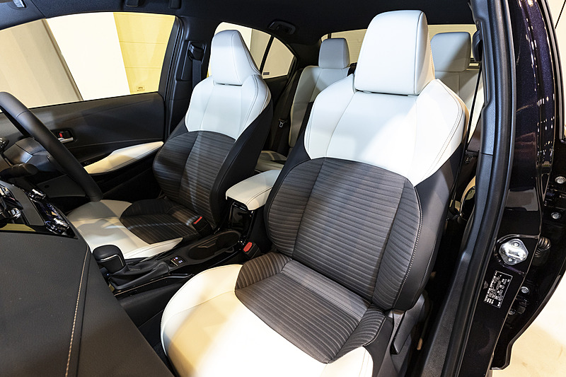 W×Bのシート表皮は合成皮革とレザテックのコンビネーション。写真のホワイトカラーはオプションで標準はブラックになる