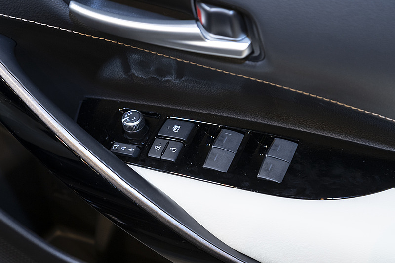 アームレストにパワーウィンドウなどのスイッチを備える