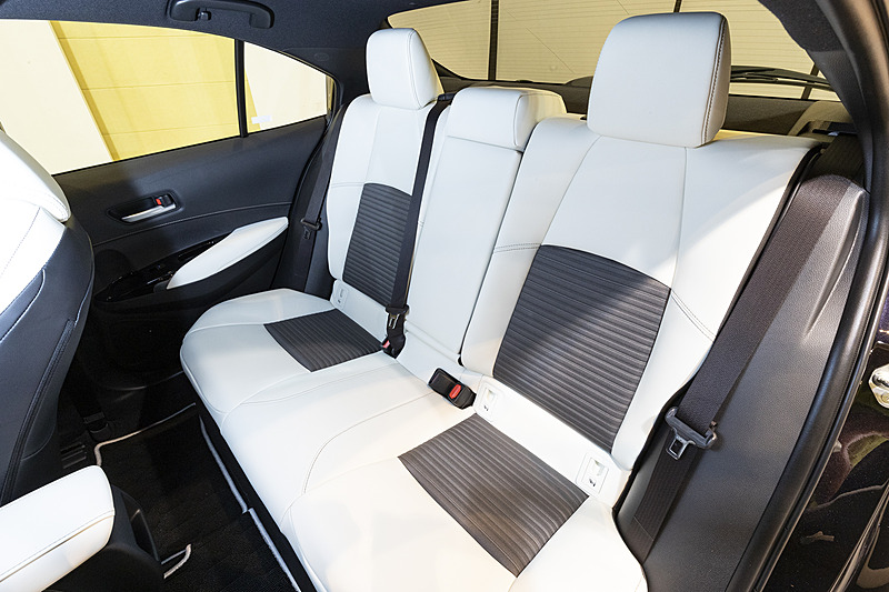 W×Bのリアシート中央には収納式のアームレストを装備