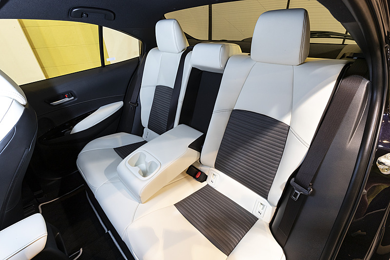 W×Bのリアシート中央には収納式のアームレストを装備