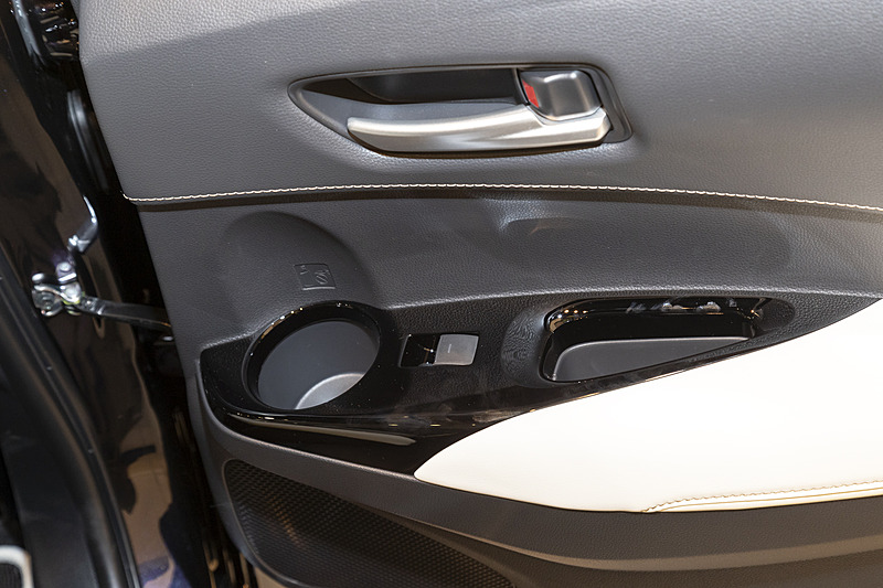 パワーウィンドウのスイッチのほか、カップホルダーも備える