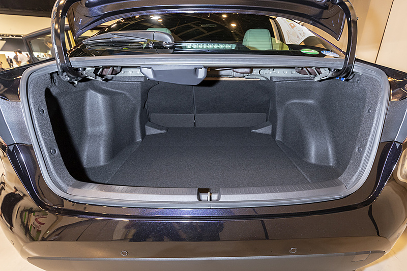 セダンらしく大容量のトランクスペースを持つ