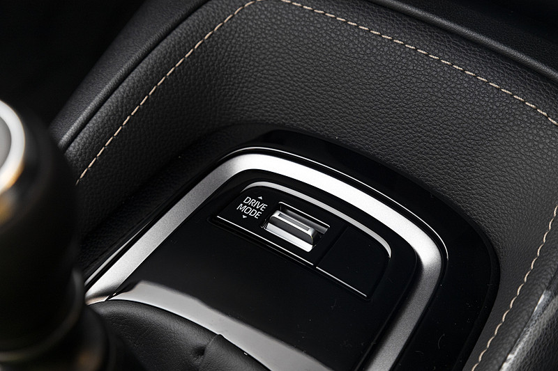 ドライブモードセレクターはハイブリッド車と同じくエコ、ノーマル、スポーツの3ポジション