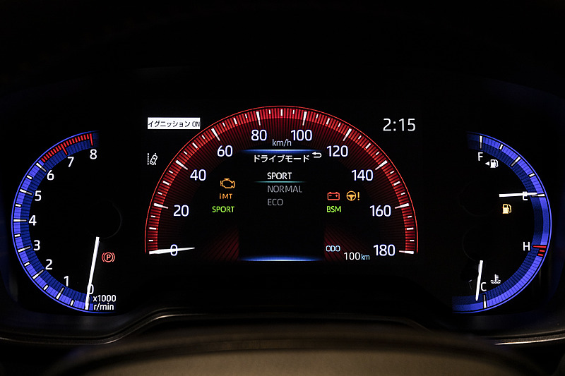 オプティトロンメーターと7.0インチ液晶を組み合わせたコンビネーションメーター。写真はスポーツポジション時