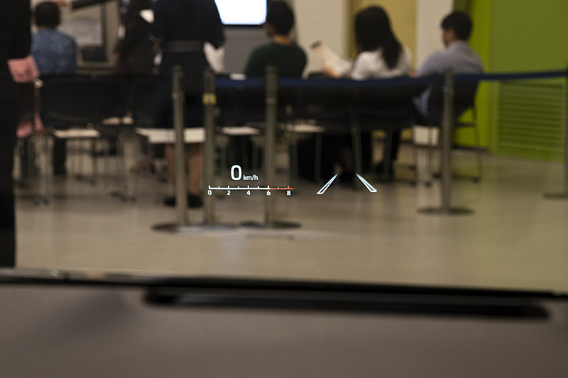 カラー表示のヘッドアップディスプレイはW×Bにオプション設定