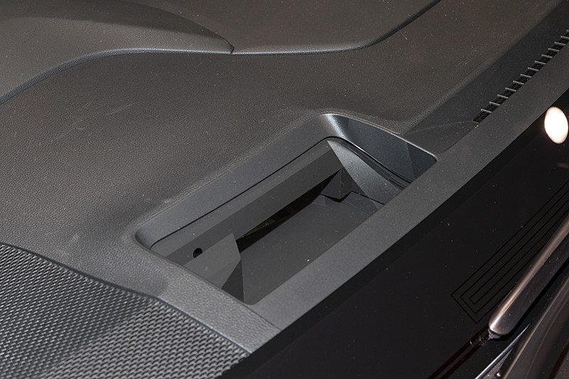 カラー表示のヘッドアップディスプレイはW×Bにオプション設定