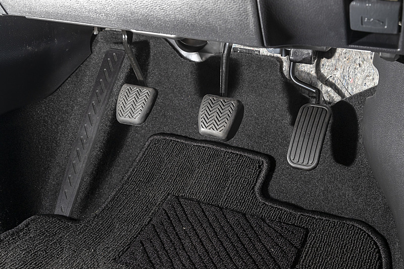 マニュアル車なのでクラッチペダルを備える