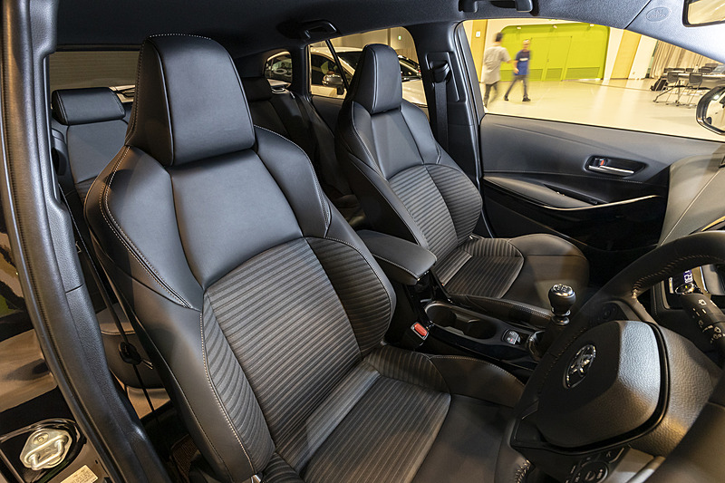 W×B標準となるブラックカラーのシート