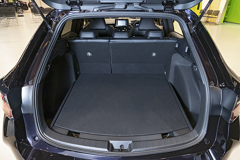 ステーションワゴンワゴンらしく使い勝手のよさそうなラゲッジスペースを持つ