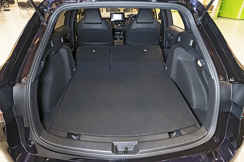 ステーションワゴンワゴンらしく使い勝手のよさそうなラゲッジスペースを持つ