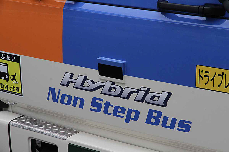 車両のルーフ前後に特別なカメラとGPSアンテナを装備。フロントノーズ部分にはレーダーを配置する