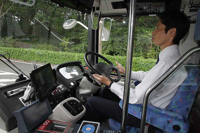 自動運転バスの運転席。運転席の左側に備えているのは自動運転用の液晶モニター。自動運転はこのモニター上で操作を行なう