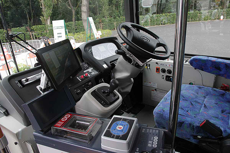 自動運転を制御するコンピュータを運転席後方に配置。これ以外は通常の路線バスと見た目はほぼ変わらない