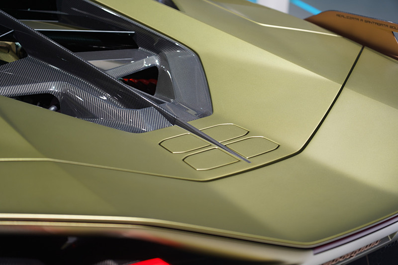 自動ベント・フラップ。4つのフラップが開閉する仕組みは、パワーユニットの温度がある一定の温度になると自動で開き、ある一定の温度以下になると自動で閉じる