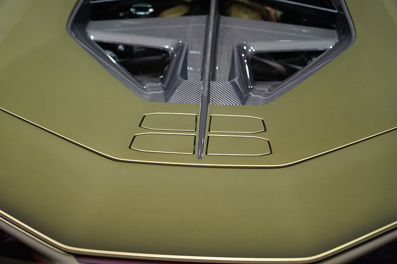 自動ベント・フラップ。4つのフラップが開閉する仕組みは、パワーユニットの温度がある一定の温度になると自動で開き、ある一定の温度以下になると自動で閉じる