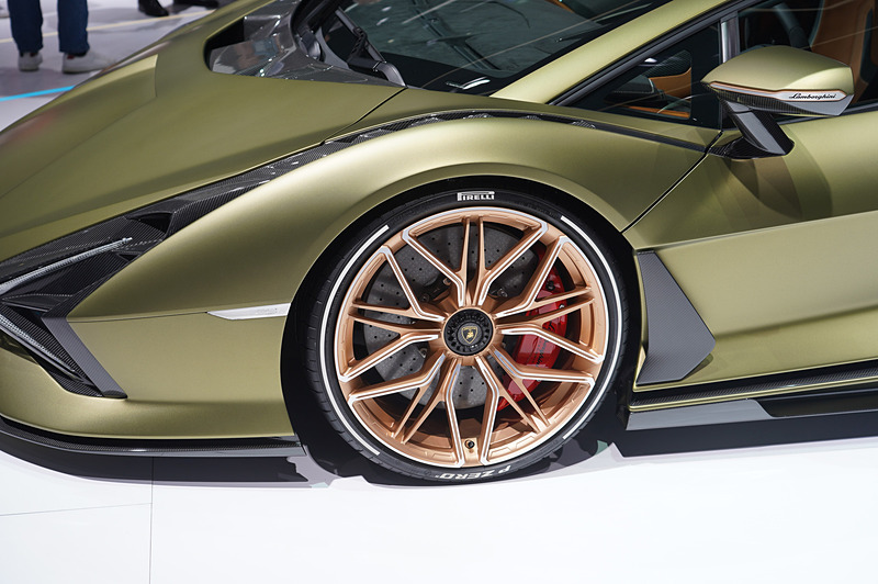 シアンのフロントタイヤ