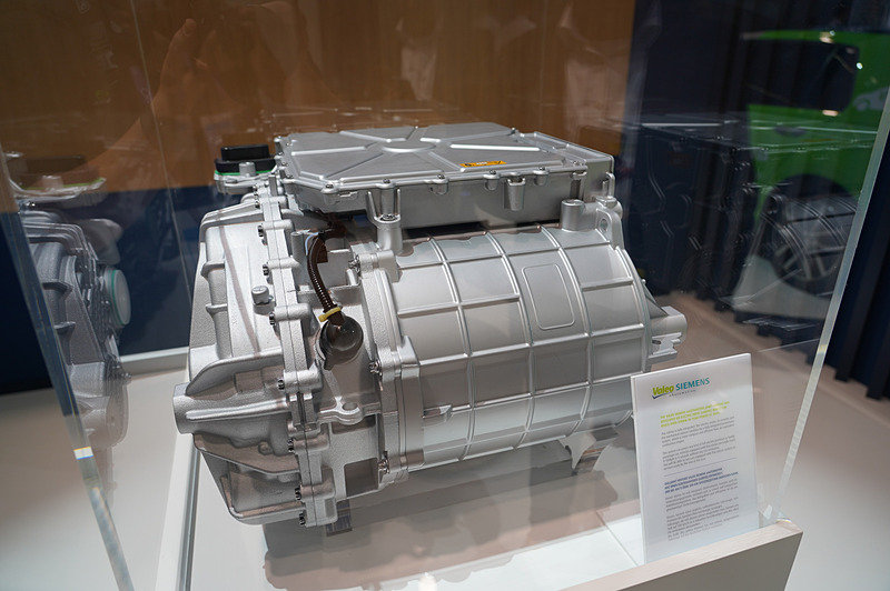 ヴァレオがブースで展示したValeo Siemens eAutomotiveの「eDRIVE」。EV用のパワートレーンに必要なモーター、インバーターなどが1つにまとまっている