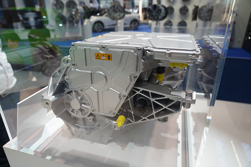 Valeo Siemens eAutomotiveのeDRIVE。400Vで300kWのピークパワー、0-100km/hは4秒の性能を持ち、CO2の排出はゼロ