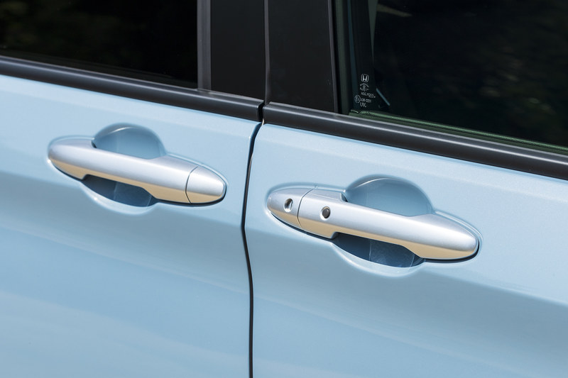 ドアハンドルもシルバー