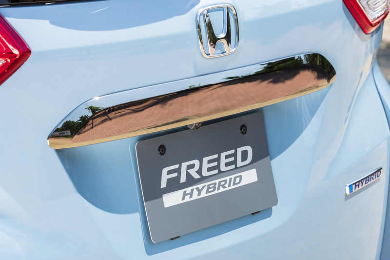 ライセンスガーニッシュはダーククローム