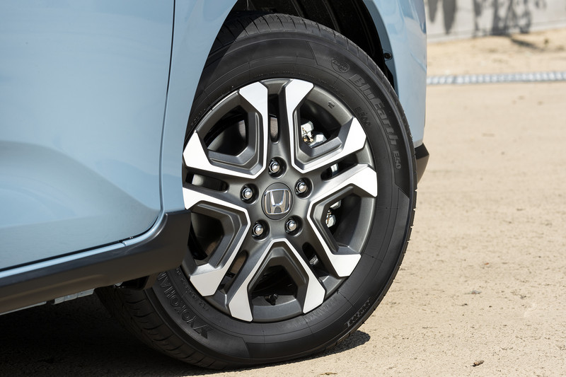 15インチの専用アルミホイールを装着。タイヤは185/65R15