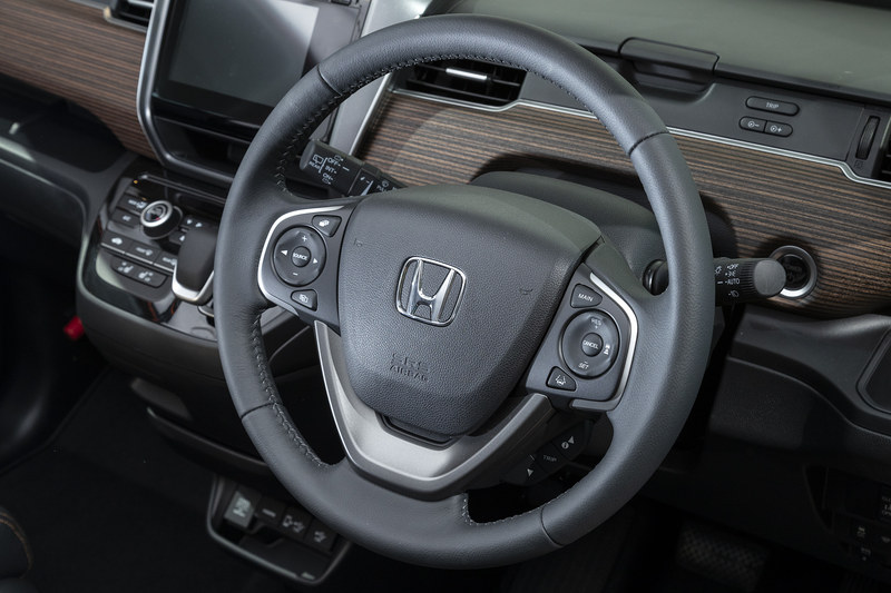 ステアリングは3本スポークタイプ