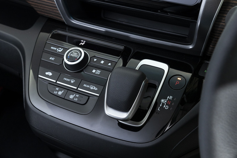 シフトレバーはノブ形状が変わり見た目にも落ち着いた雰囲気に