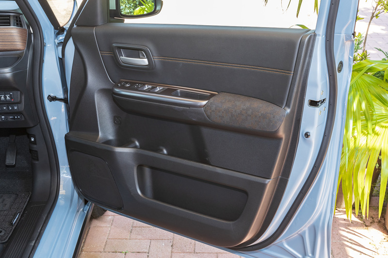 ドアトリムもシートと同様の仕上げ