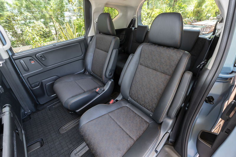 フリード クロスターは6人乗りのみとなるため2列目はキャプテンシートになる