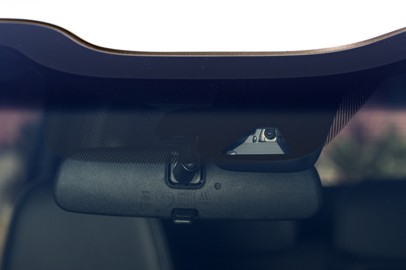 フロントウィンドウ上部にはホンダセンシング用の単眼カメラがある