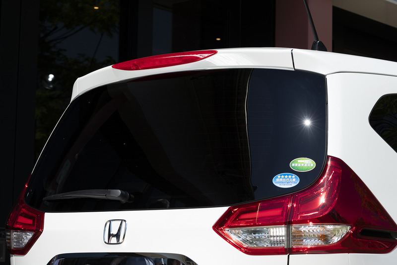 ハイマウントストップランプのレンズがクリアからレッドに