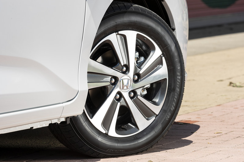 タイヤサイズは185/65R15