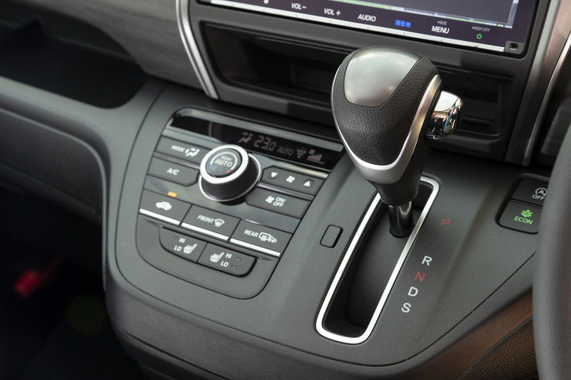ガソリン車のシフトまわり。細かいところでは「ECON」ボタンが色つきに変わっている