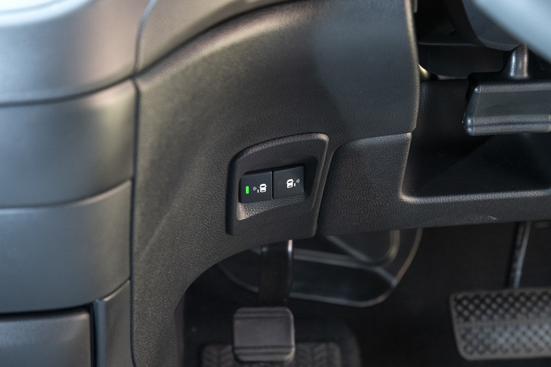 オプションのハンズフリースライドドア用スイッチ。新たに左右対応となった