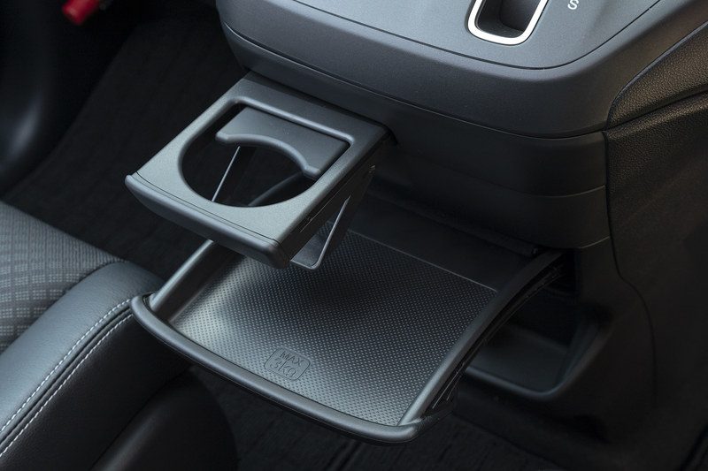 シフト下には引き出し式のミニテーブルとカップホルダーを装備