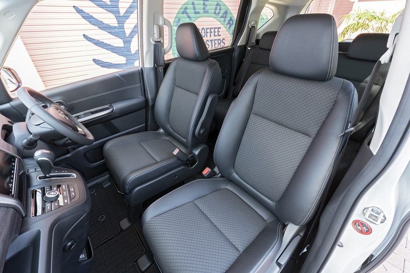 シート表皮はクロスターと同じ織物とプライムスムースのコンビネーションタイプ