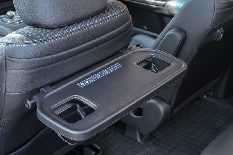 オプションのシートバックテーブル