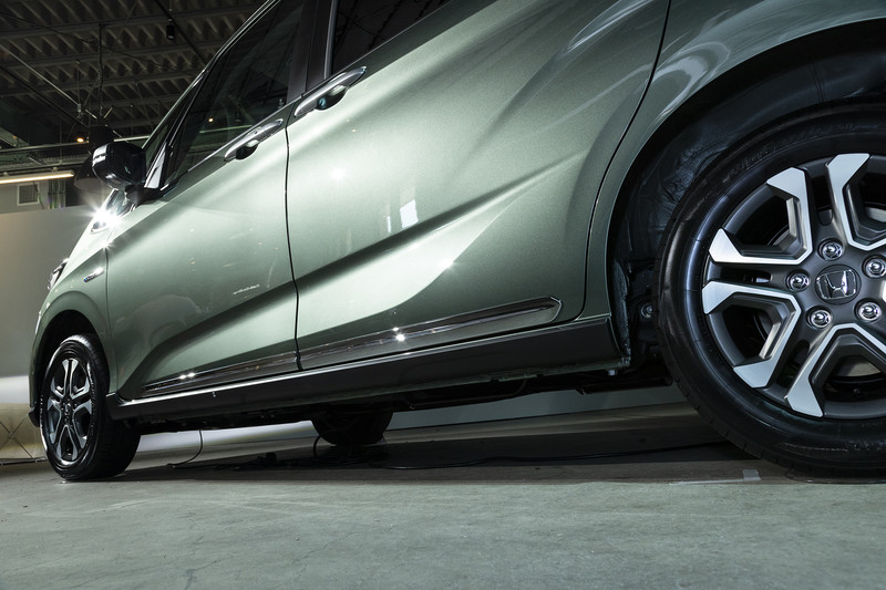 クロームメッキのドアロアガーニッシュ。シルバー塗装タイプも