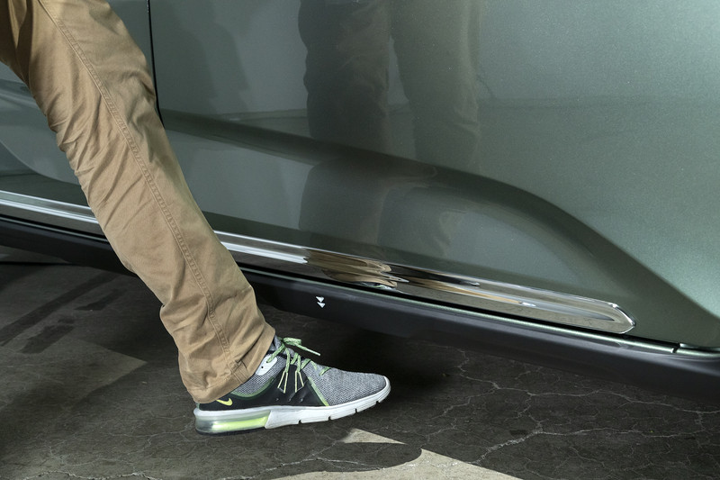 サイドシル下に足をかざすだけでスライドドアの開閉ができるハンズフリースライドドア。左右ドアどちらにも装着可能