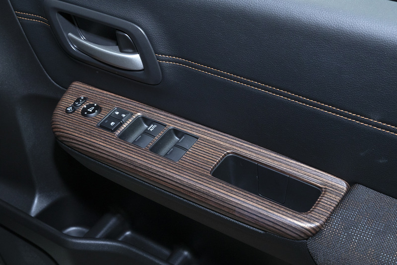 ドアスイッチ部をインパネと同様の木目加飾に仕上げられるインテリアパネル