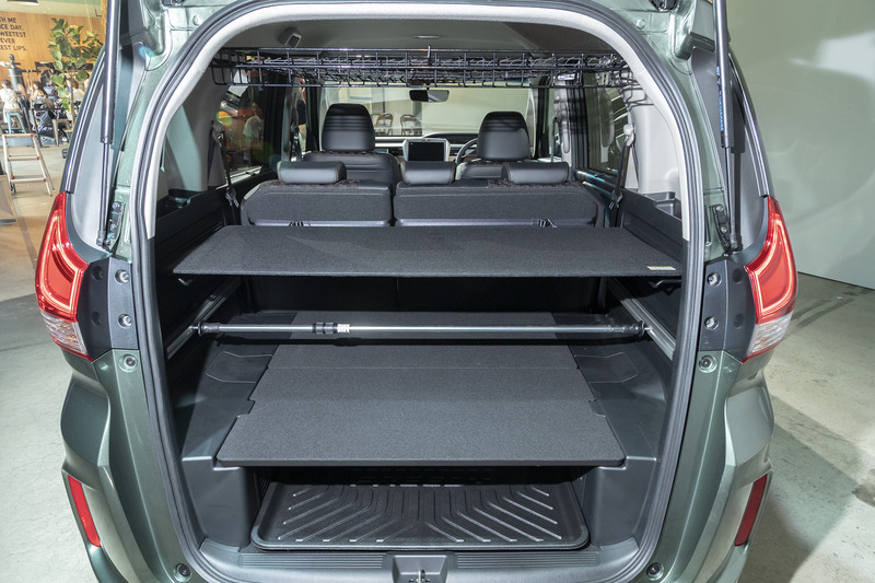 フリード＋のラゲッジを有効活用するアイテムを豊富に用意。上部がラゲッジマルチボード、下部がスライドレールシステム