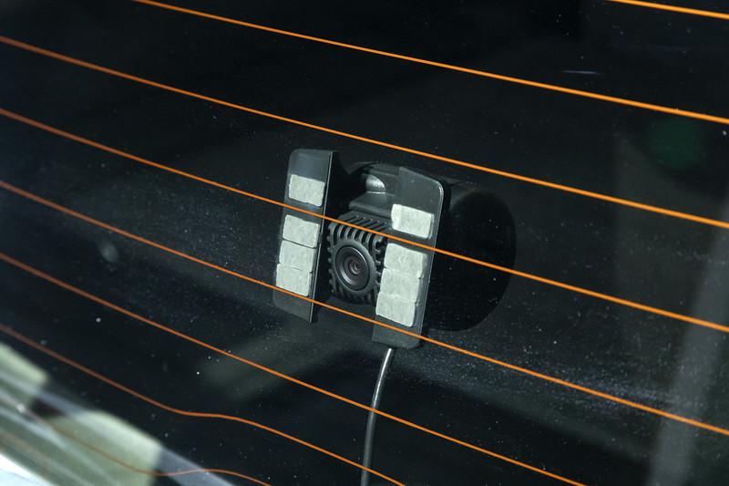 通常のミラーとカメラ映像を切り換えられるアドバンスドルームミラー。カメラはバックドアウィンドウ中央に取り付ける