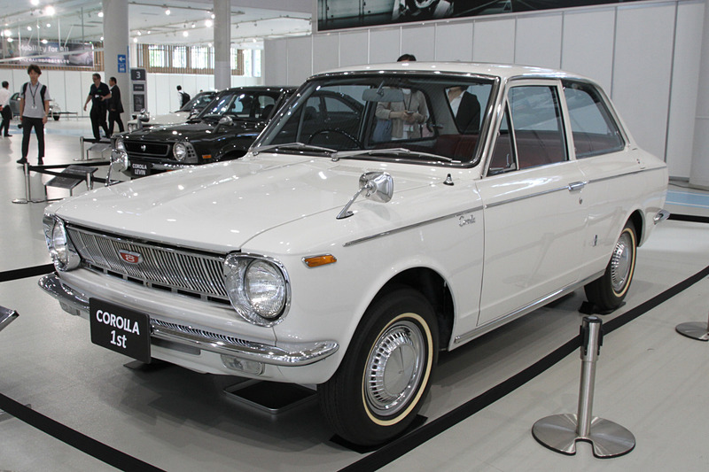 初代カローラ KE10D型、1077ccのエンジンで当時の競合車に対してプラス100ccの余裕としていた