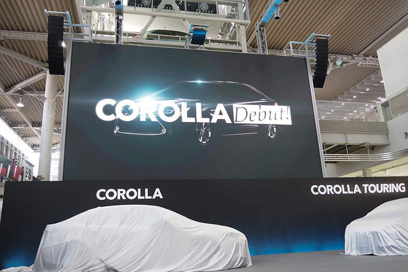 ベールのかかったカローラとカローラ ツーリング