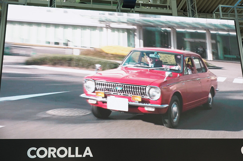 レストアした初代カローラに試乗した吉田氏