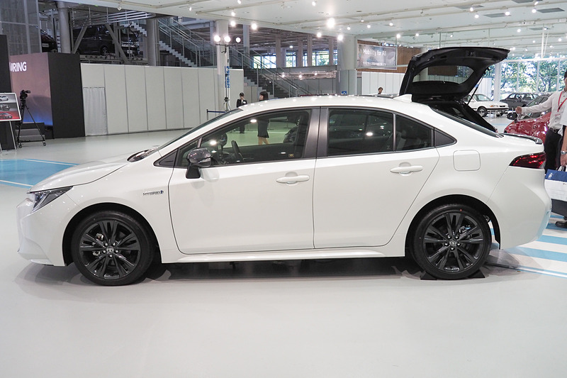 カローラ、ハイブリッドのW×B