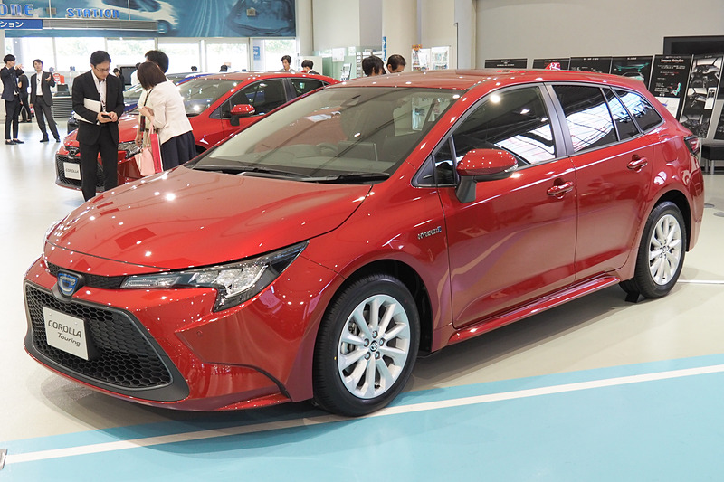 カローラ ツーリング、グレードはハイブリッドのS