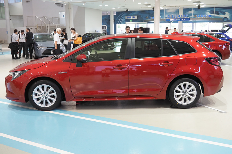 カローラ ツーリング、グレードはハイブリッドのS