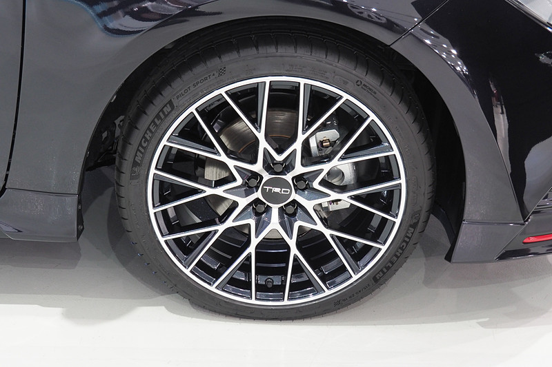 TRDのパーツを装着したカローラ