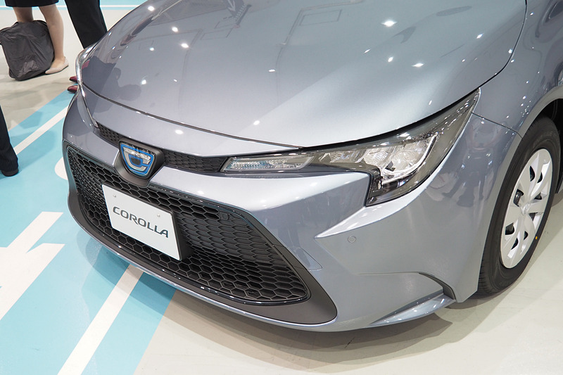 最廉価グレードの「G-X」のハイブリッド仕様。ガソリンエンジン仕様なら193万6000円からのグレードとなる。15インチスチールホイールやグリルの装飾などが異なるが、LEDヘッドライトやテールライトは標準装備